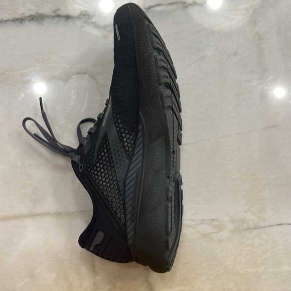 Brooks Adrenaline GTS 22 with Guiderail Technology - Picture 2 of 4